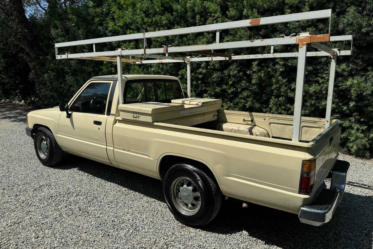 Toyota-pickup-truck-1985-yellow-8
