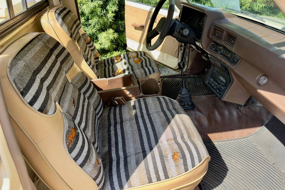 Toyota-pickup-truck-1985-yellow-9