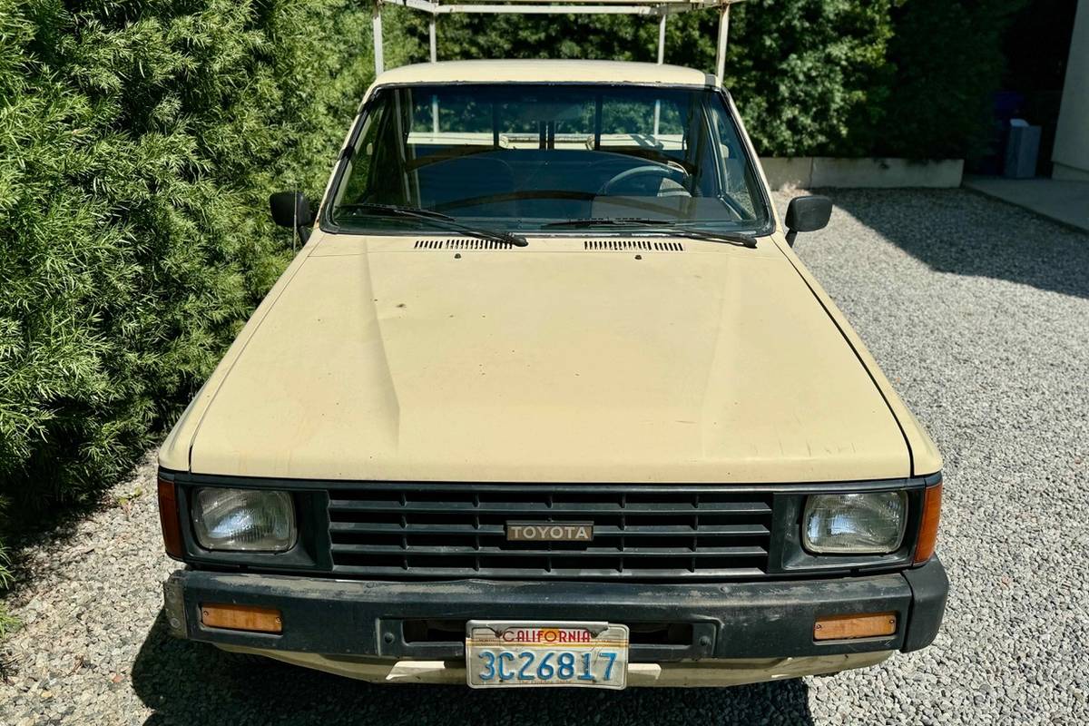 Toyota-pickup-truck-1985-yellow