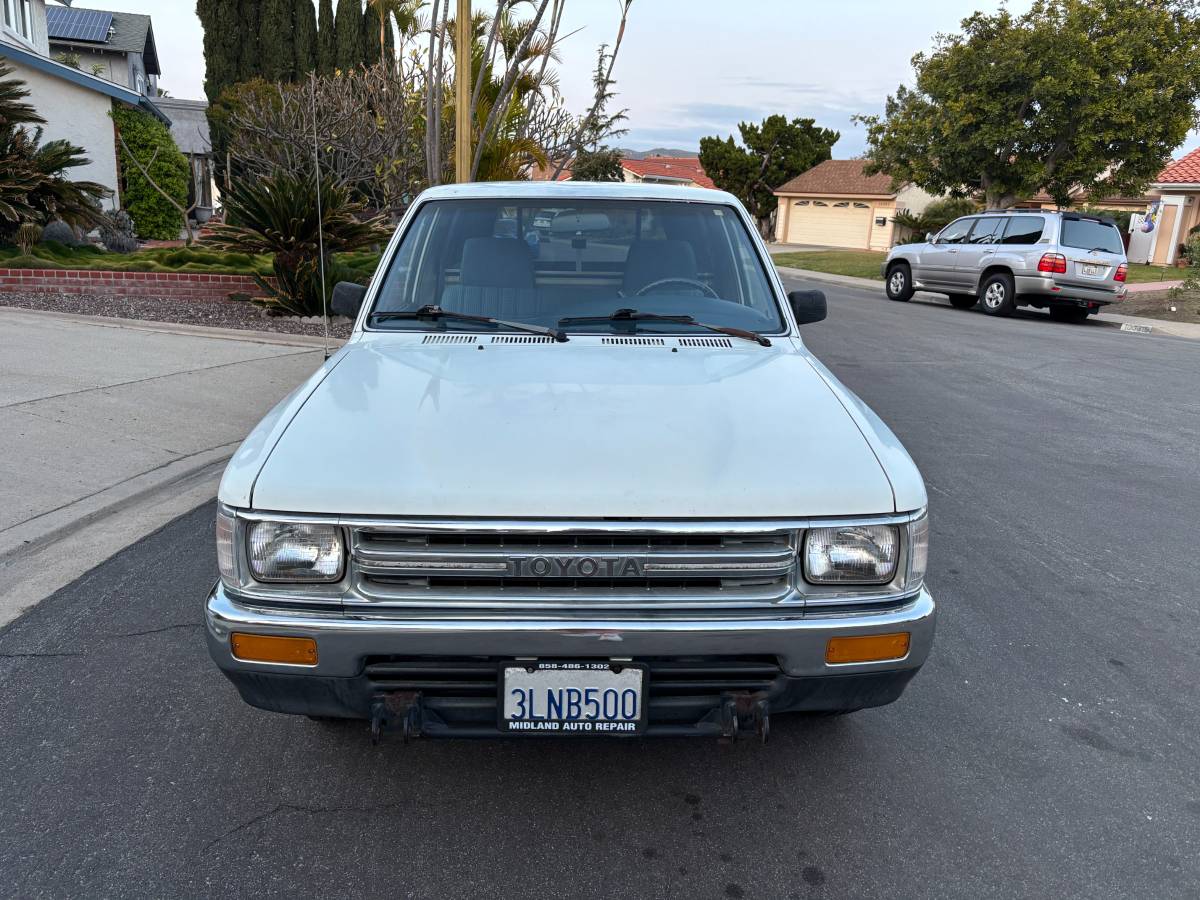 Toyota-pickup-truck-1991-white-1