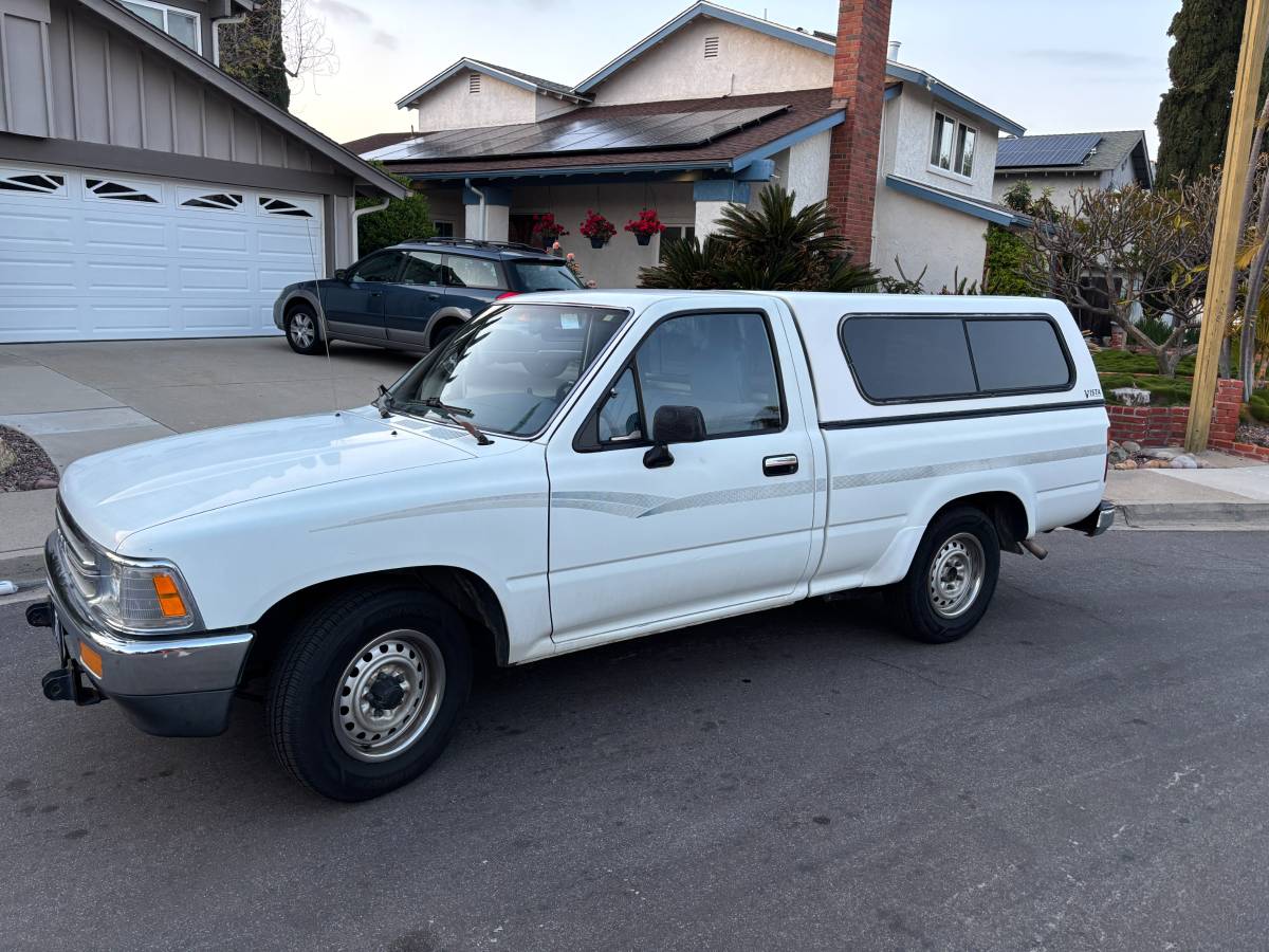 Toyota-pickup-truck-1991-white-2