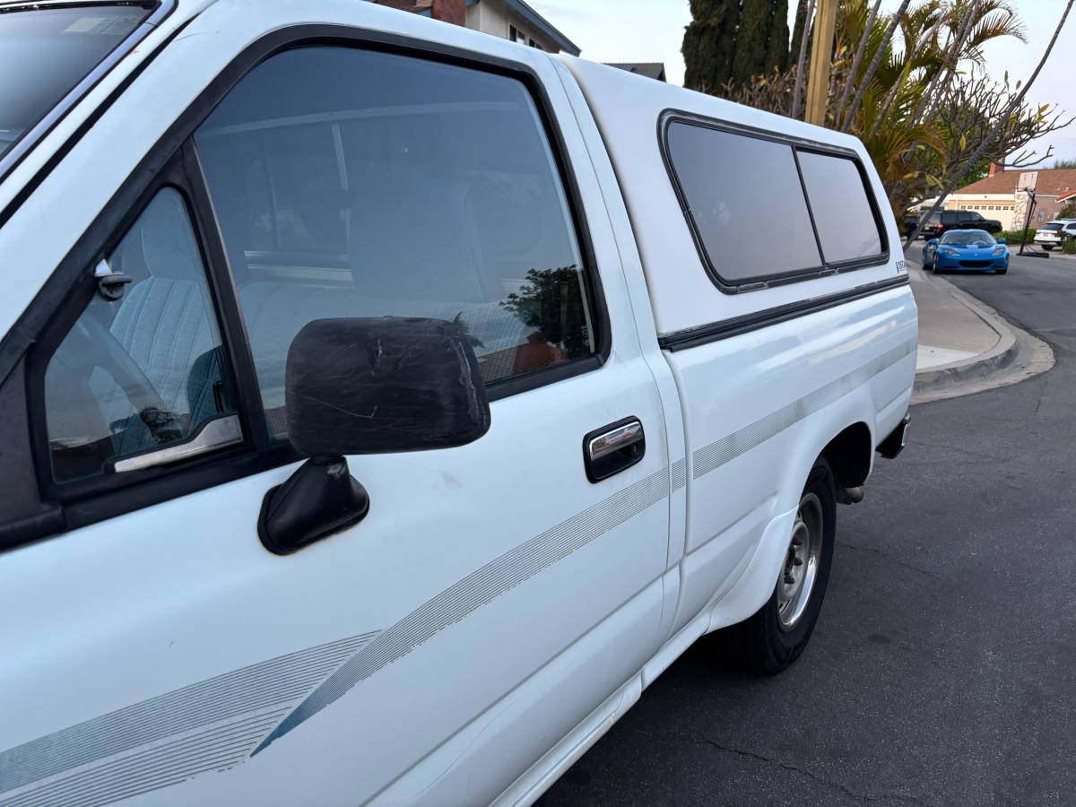 Toyota-pickup-truck-1991-white-4