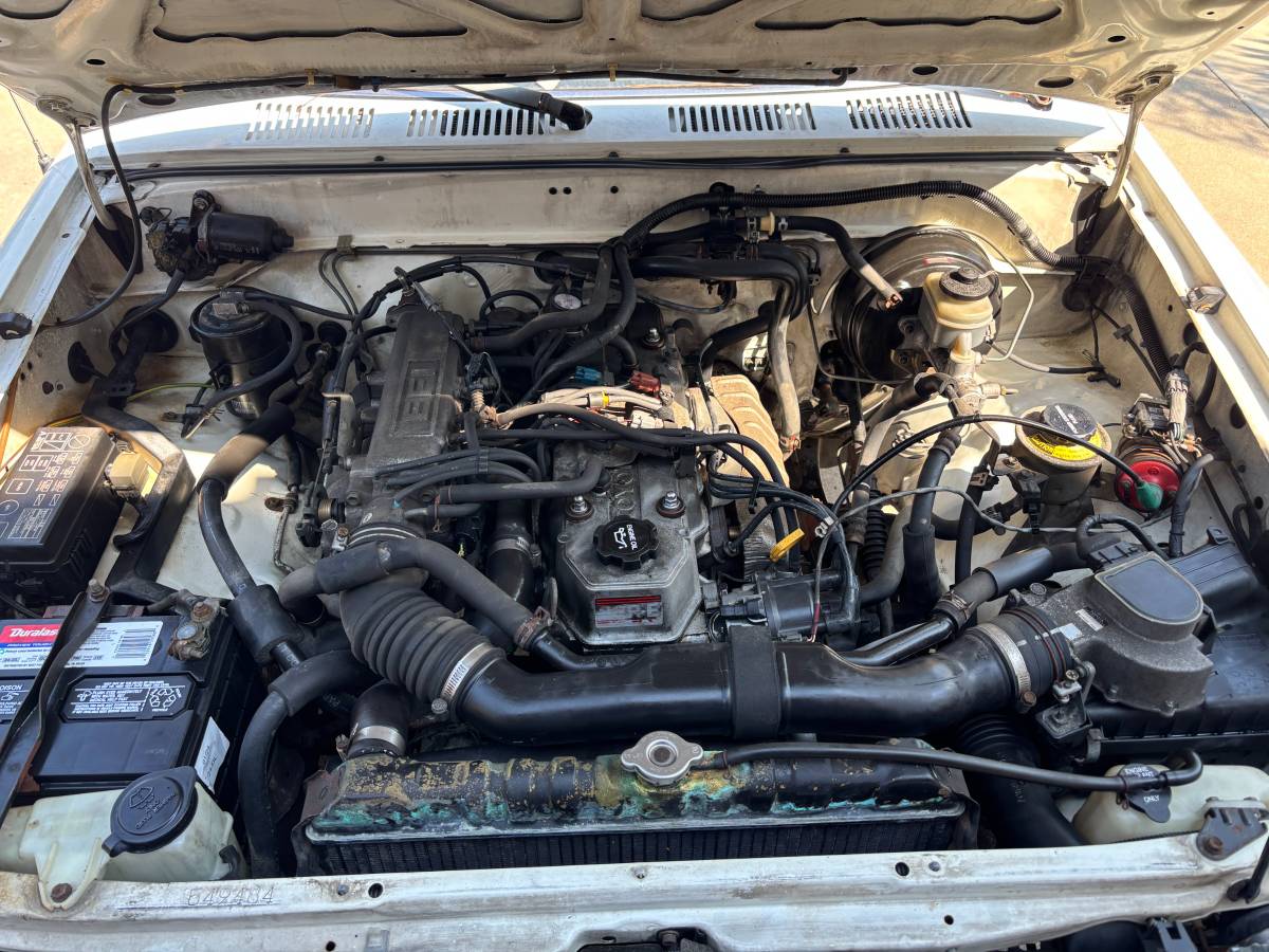 Toyota-pickup-truck-1991-white-5