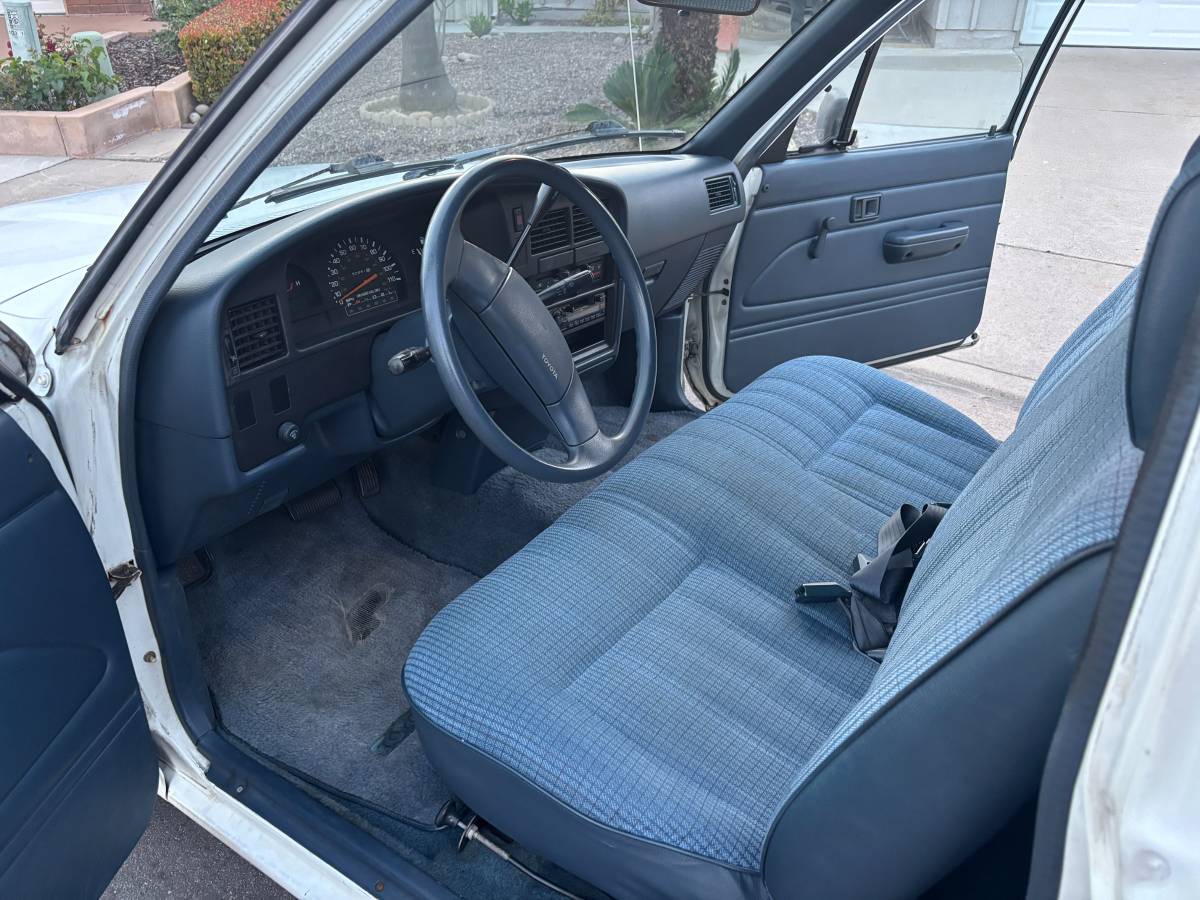 Toyota-pickup-truck-1991-white-6