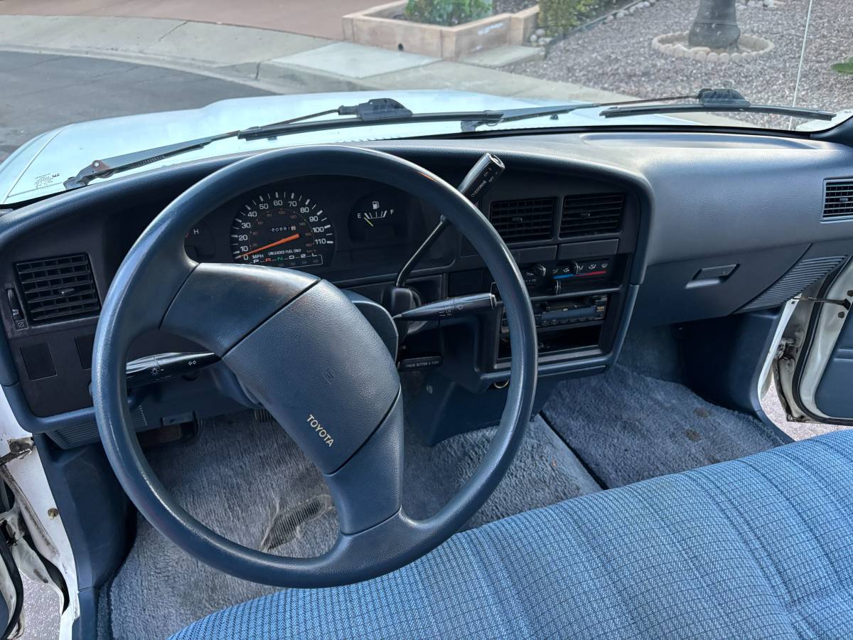 Toyota-pickup-truck-1991-white-7