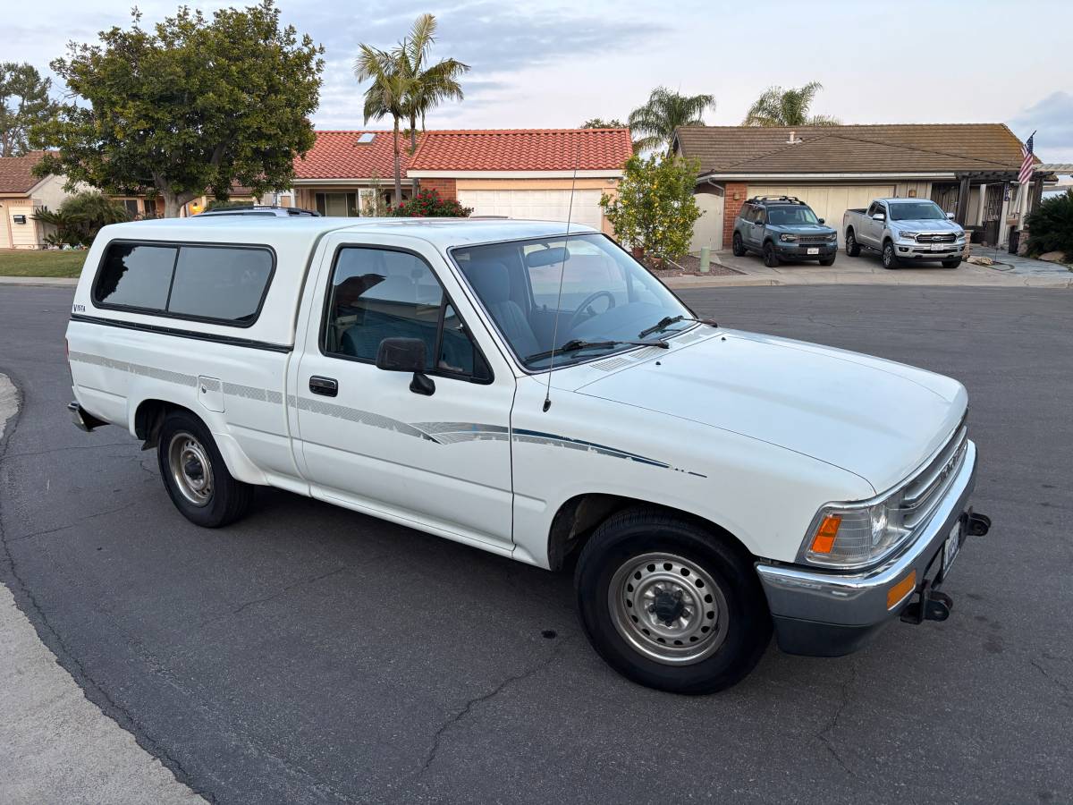 Toyota-pickup-truck-1991-white