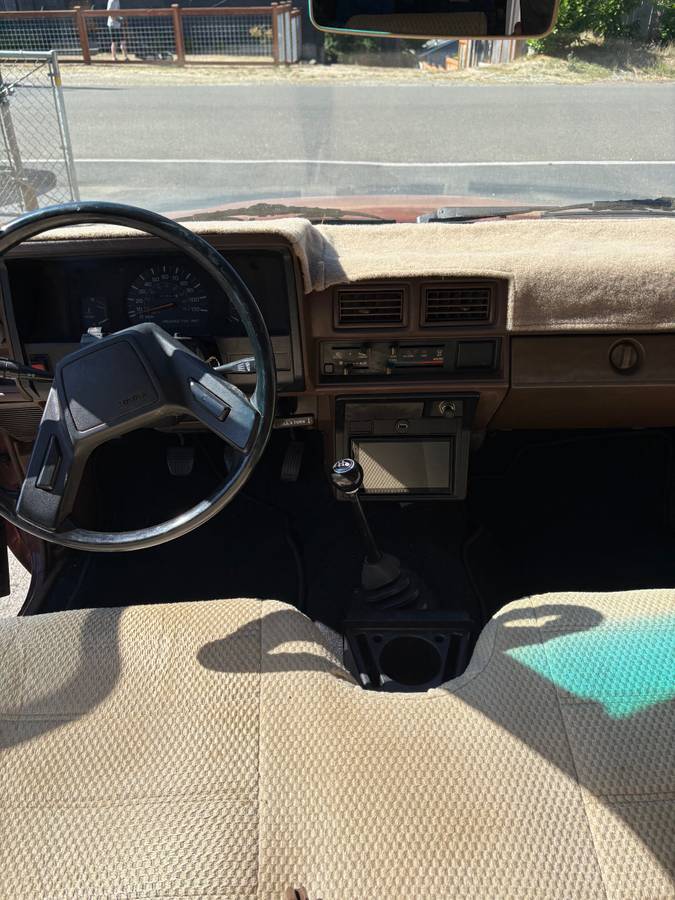 Toyota-standard-cab-1986-brown-14