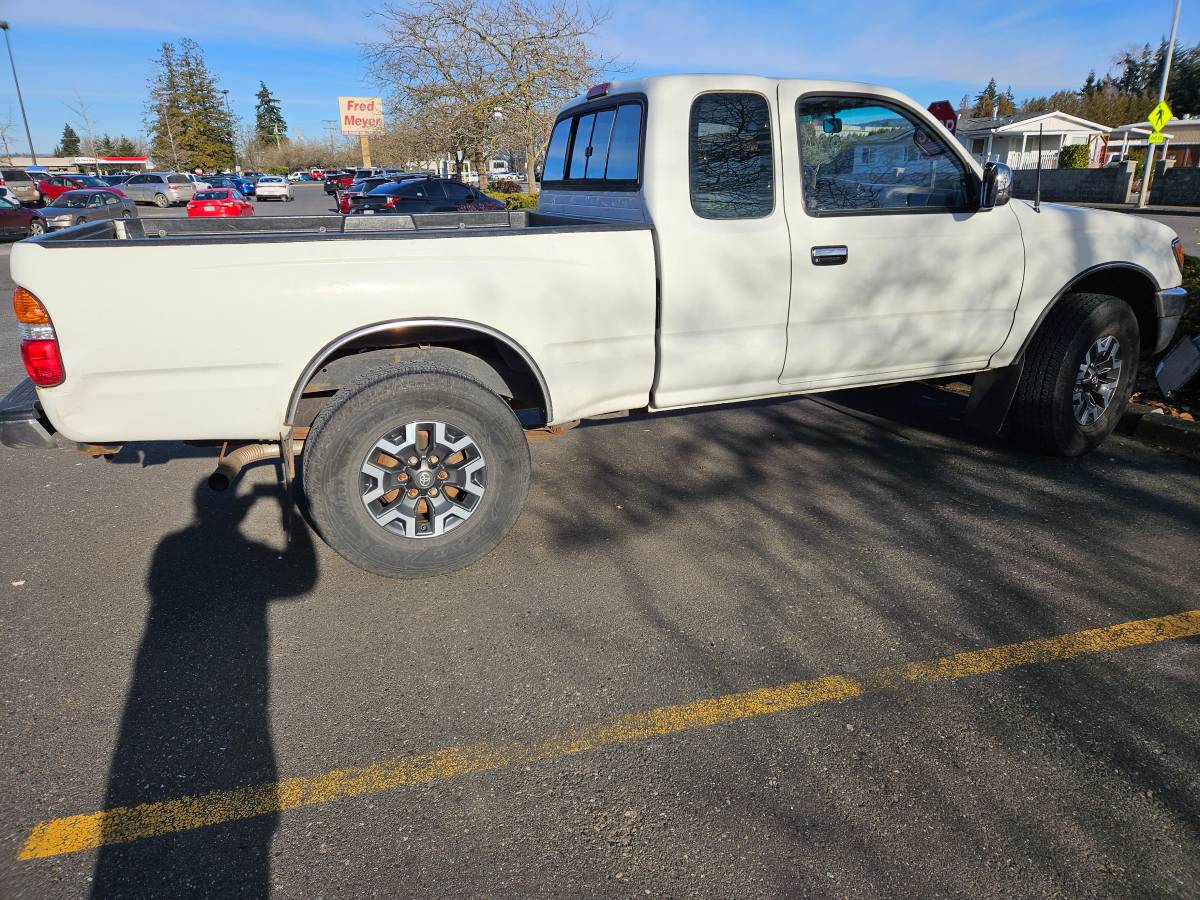 Toyota-tacoma-1995-white-3