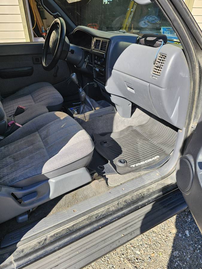 Toyota-tacoma-4wd-1996-black-11