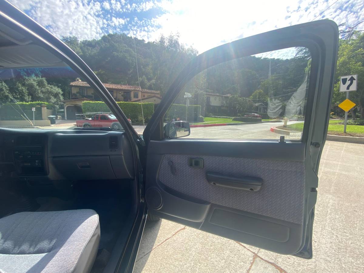 Toyota-tacoma-regular-cab-pickup-truck-1996-green-11
