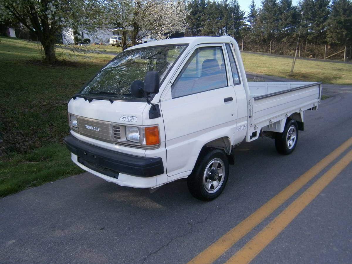 Toyota-townace-1995-white-1