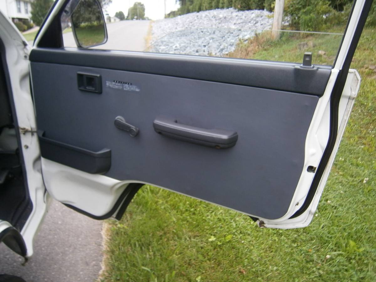 Toyota-townace-1995-white-12