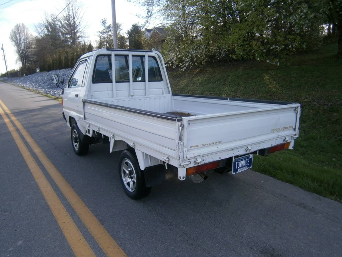 Toyota-townace-1995-white-15