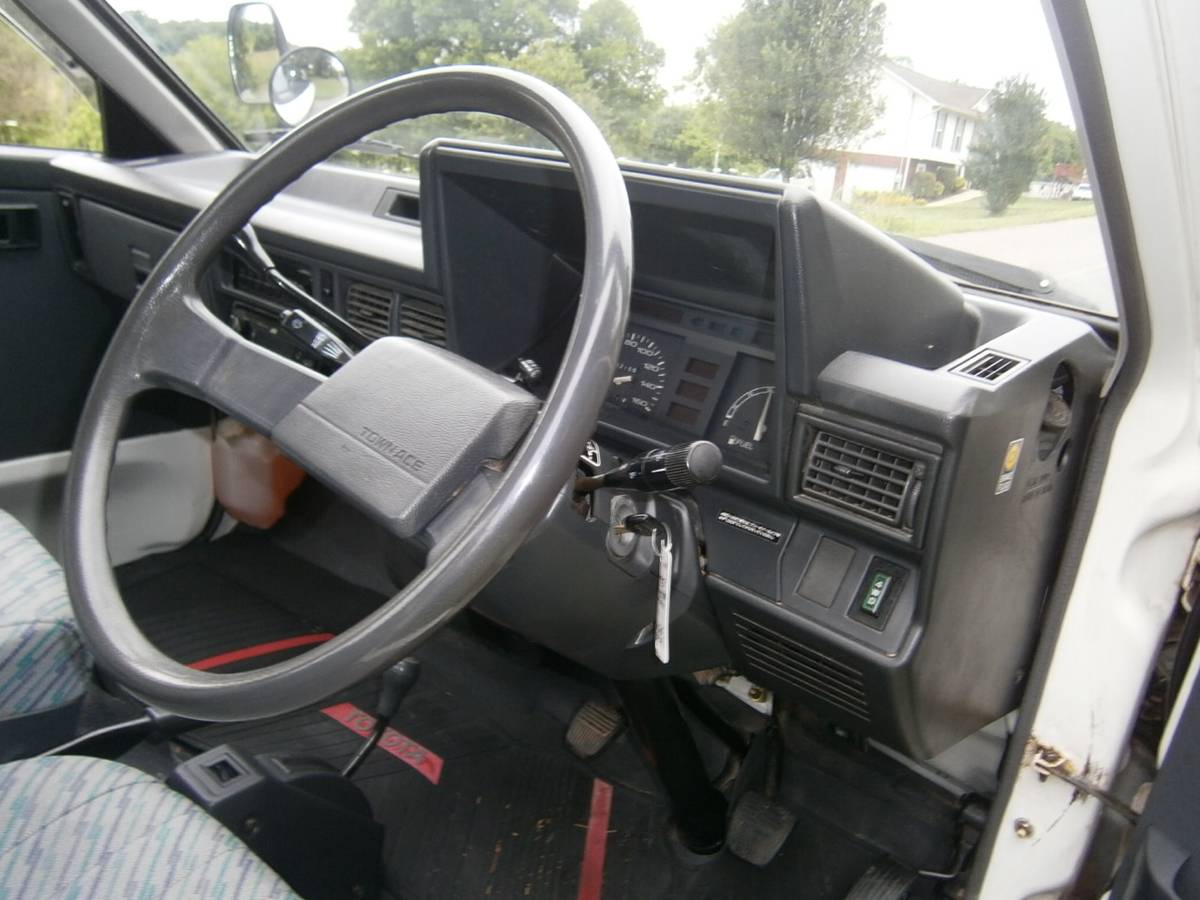 Toyota-townace-1995-white-18