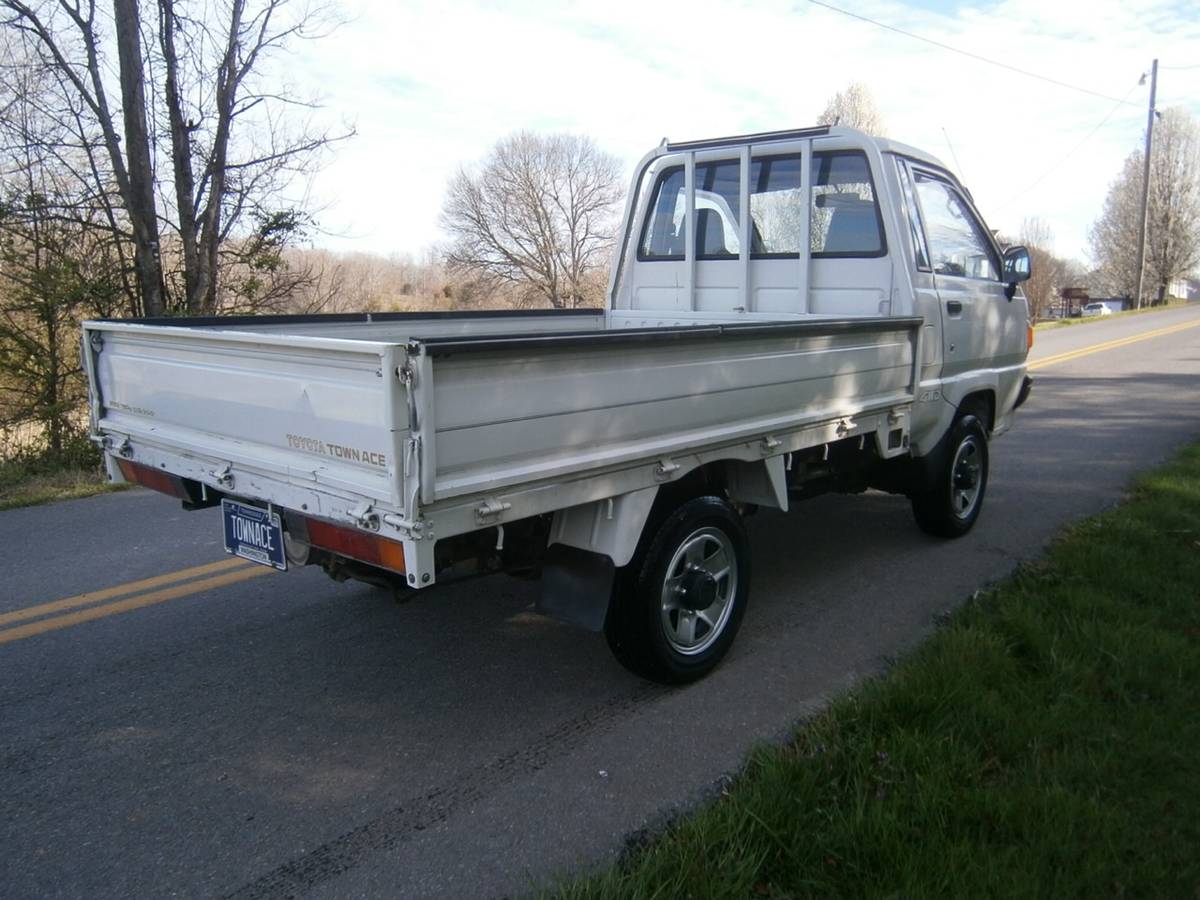 Toyota-townace-1995-white-3