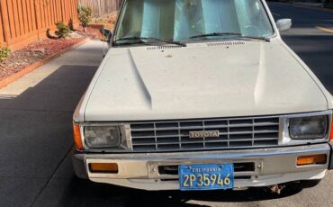 Toyota-truck-1985-white-1