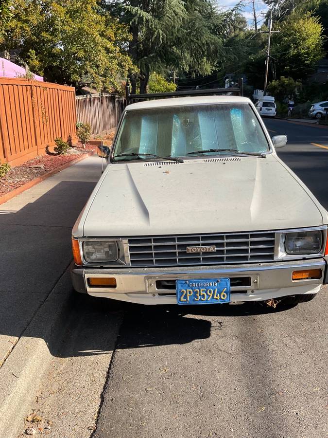 Toyota-truck-1985-white-1