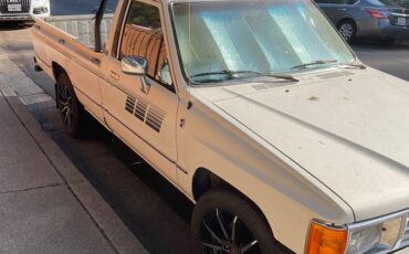 Toyota-truck-1985-white-2