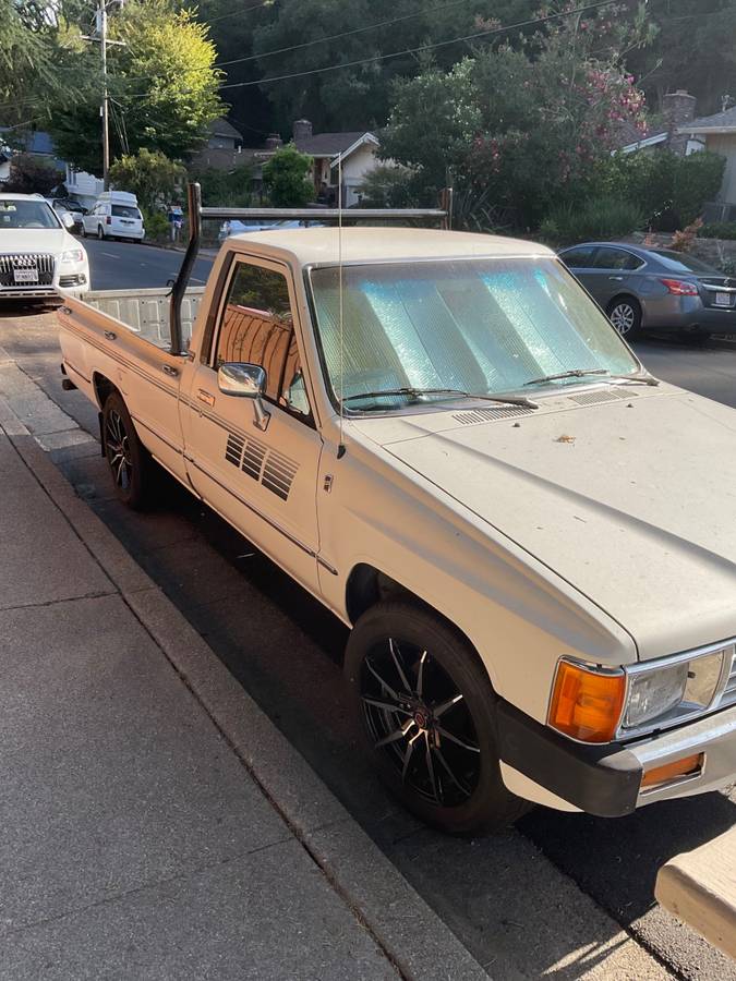 Toyota-truck-1985-white-2