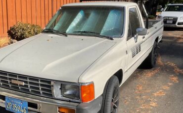 Toyota-truck-1985-white