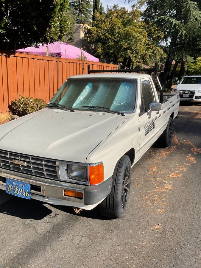 Toyota-truck-1985-white
