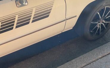 Toyota-truck-1985-white-3