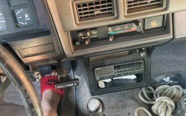 Toyota-truck-1985-white-4
