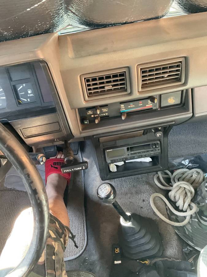 Toyota-truck-1985-white-4