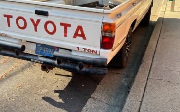 Toyota-truck-1985-white-5