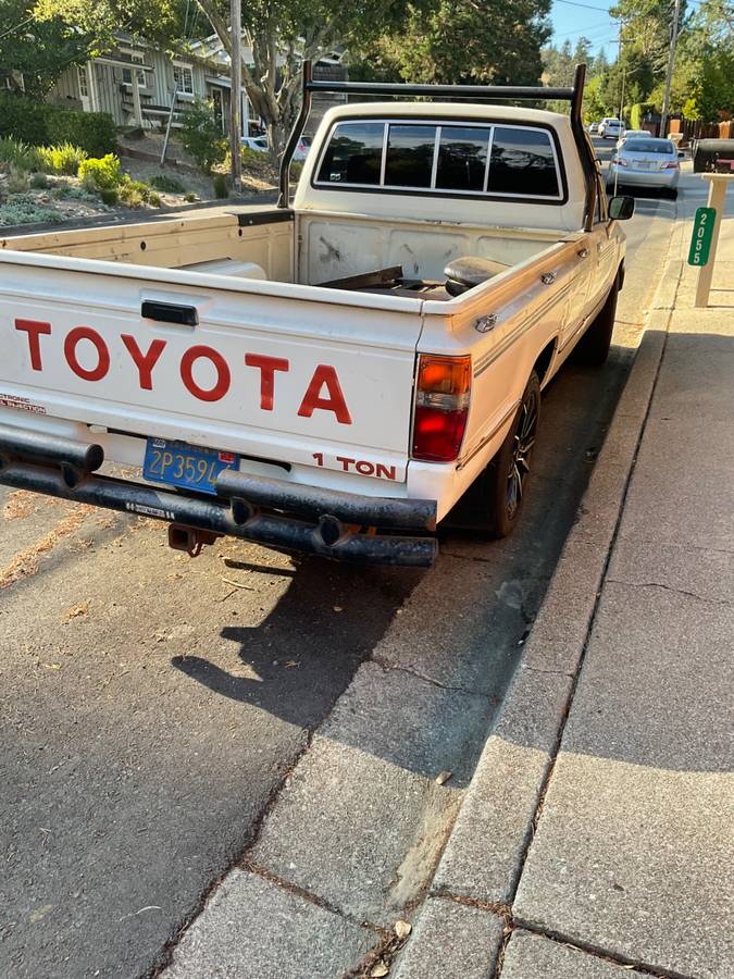 Toyota-truck-1985-white-5