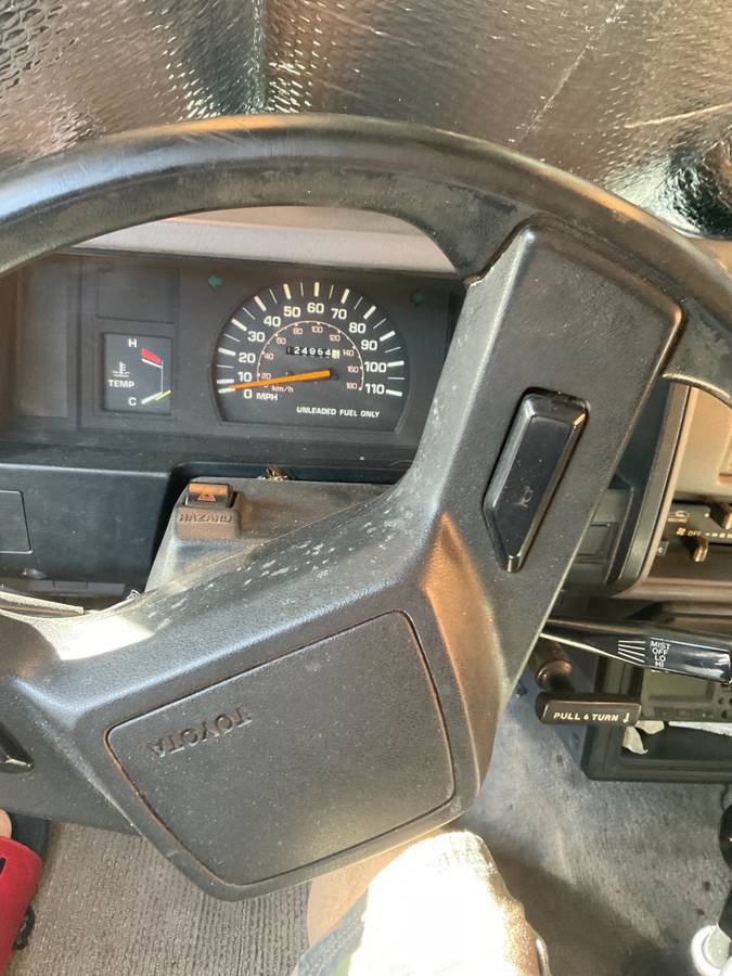 Toyota-truck-1985-white-6