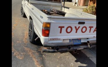 Toyota-truck-1985-white-8