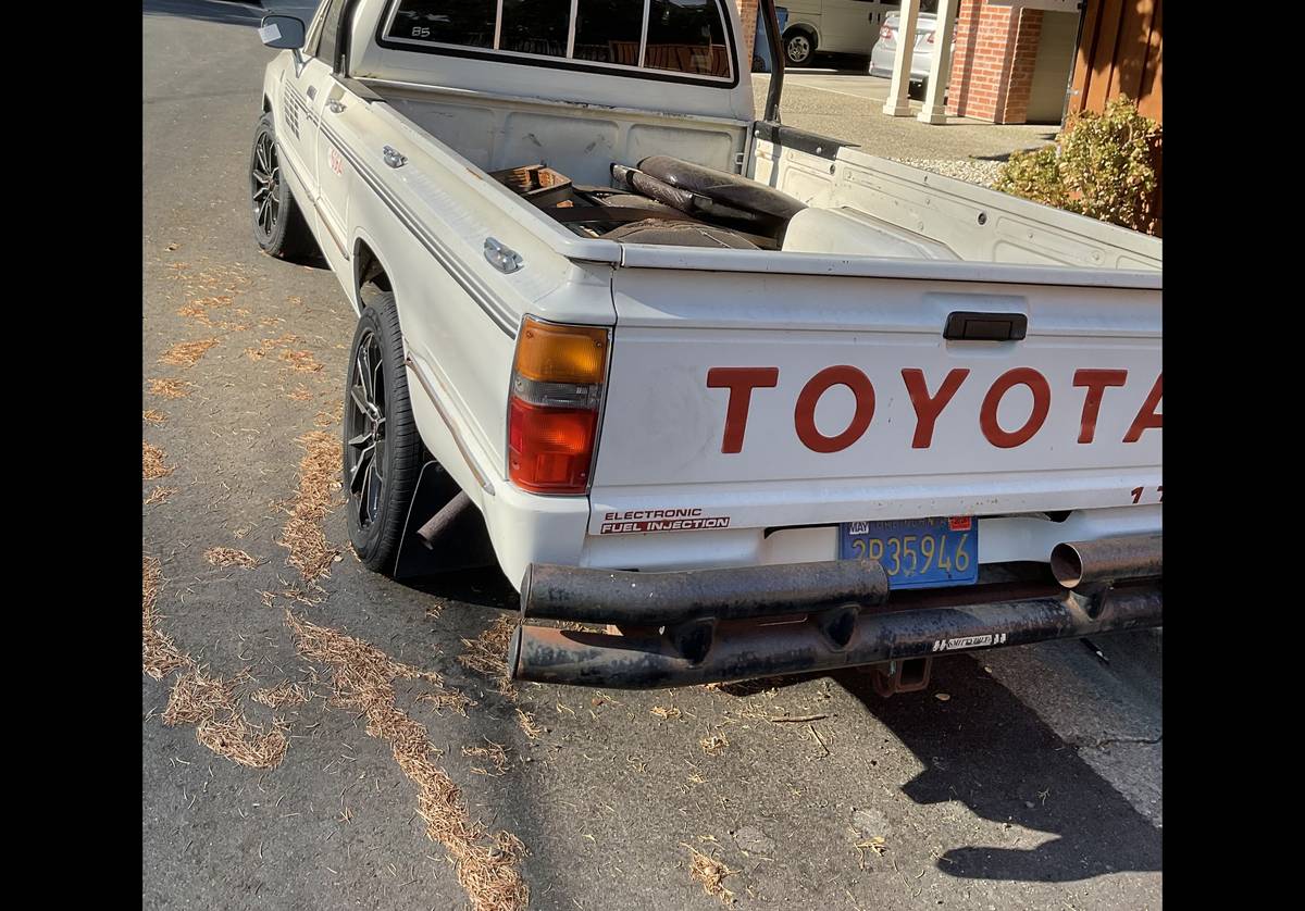 Toyota-truck-1985-white-8