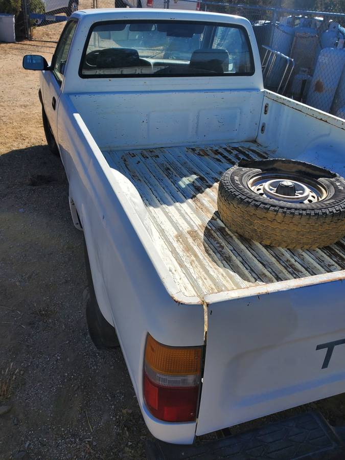 Toyota-truck-1989-white-1