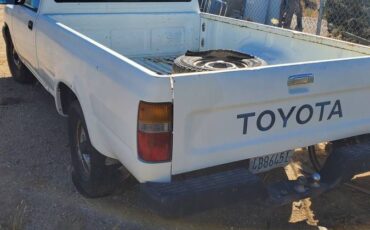 Toyota-truck-1989-white-2