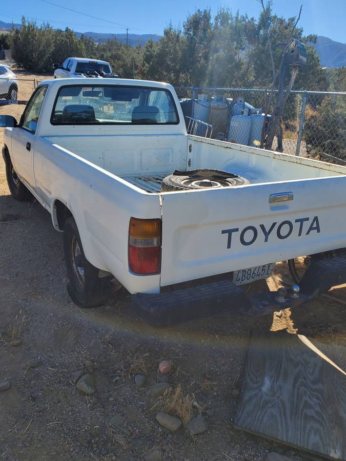 Toyota-truck-1989-white-2