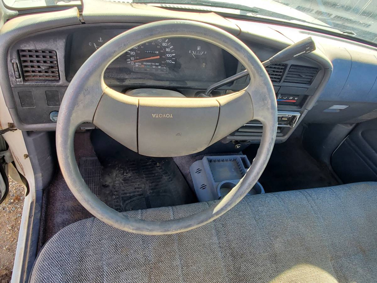 Toyota-truck-1989-white-3