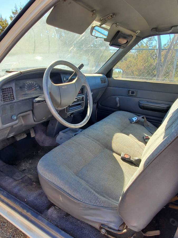 Toyota-truck-1989-white-4