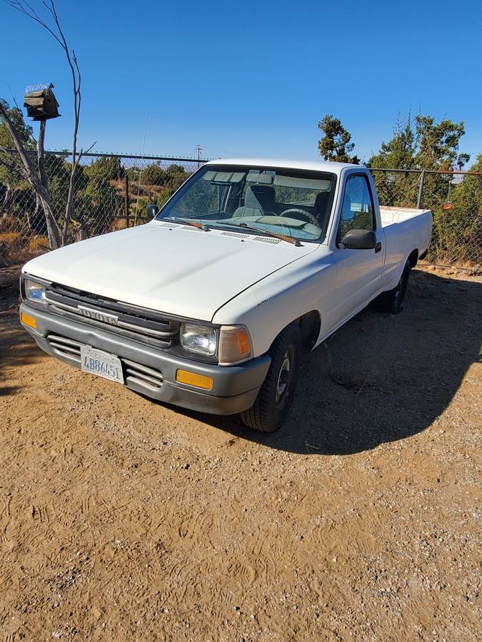 Toyota-truck-1989-white