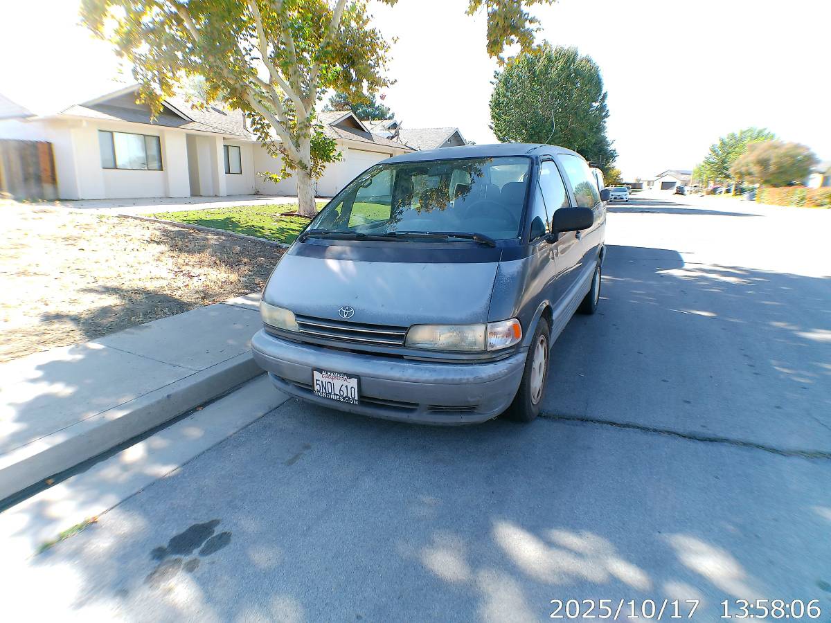 Toyota-van-1994-blue-1