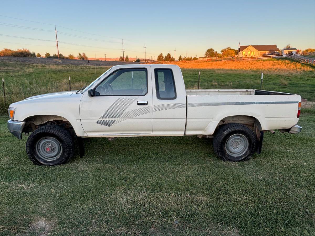 Toyota-xtra-cab-delxue-1989-white-1