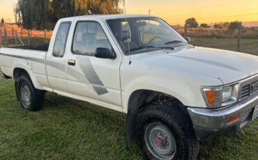 Toyota-xtra-cab-delxue-1989-white-2