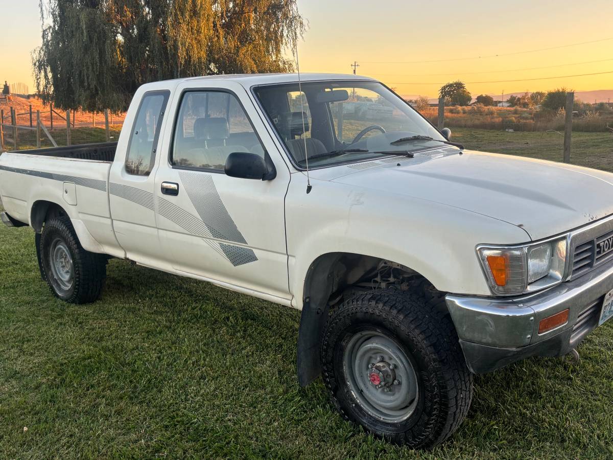Toyota-xtra-cab-delxue-1989-white-2