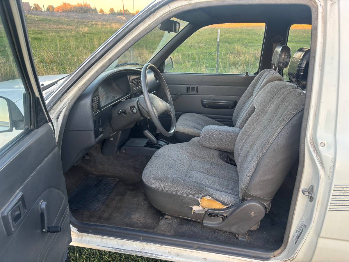 Toyota-xtra-cab-delxue-1989-white-3