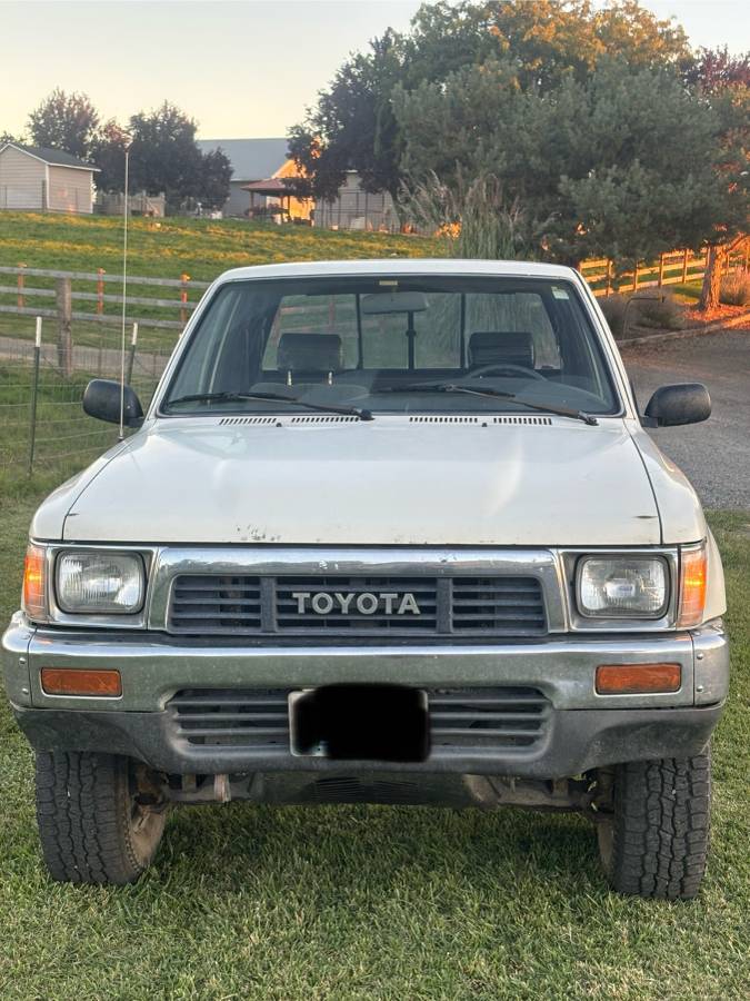 Toyota-xtra-cab-delxue-1989-white