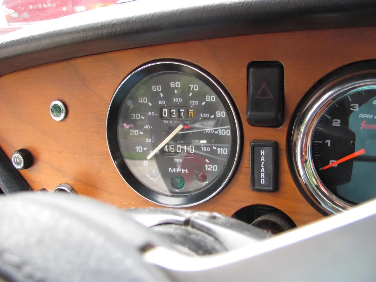 Triumph-Spitfire-1974-Carmine-Red-Tan-1