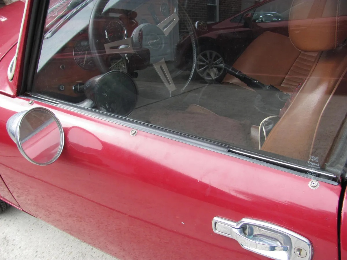 Triumph-Spitfire-1974-Carmine-Red-Tan-13