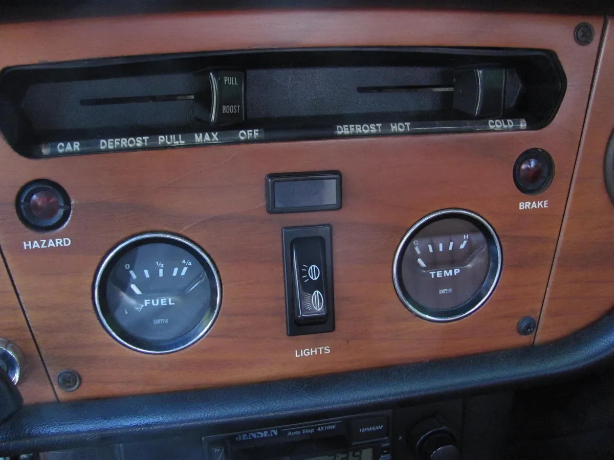 Triumph-Spitfire-1974-Carmine-Red-Tan-17