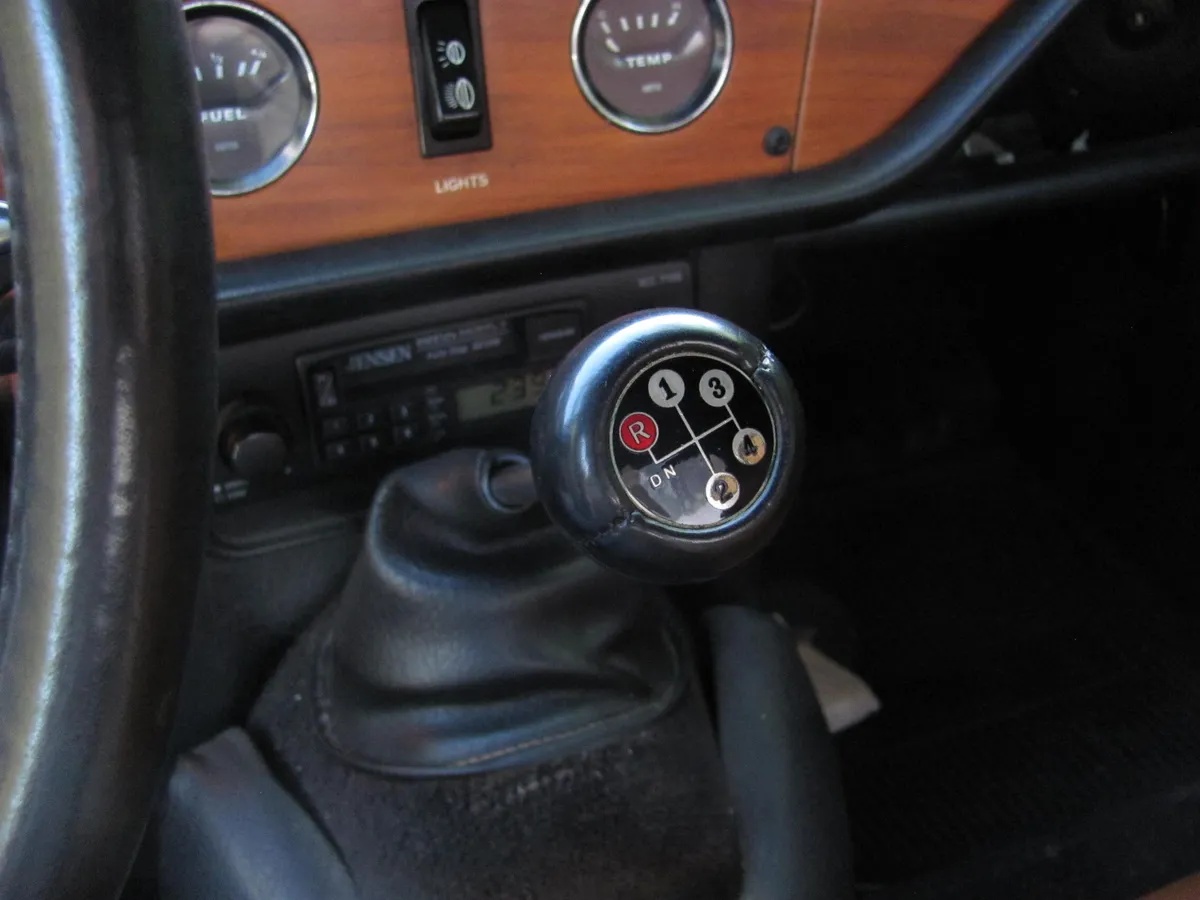 Triumph-Spitfire-1974-Carmine-Red-Tan-19