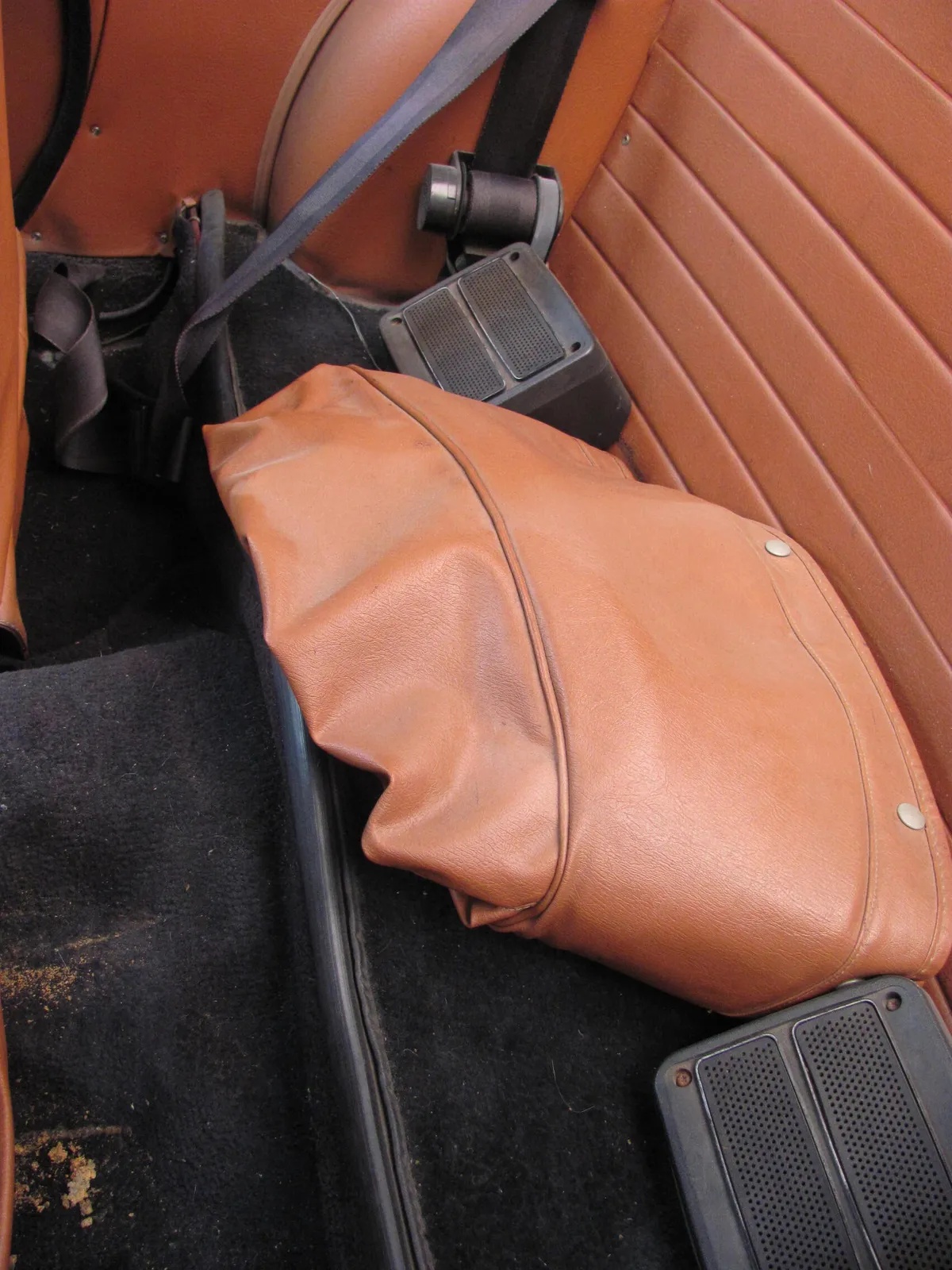 Triumph-Spitfire-1974-Carmine-Red-Tan-4